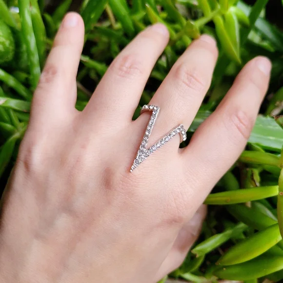 New Classic Simple Silver Rhinestone Arrow Ring Band, size 7 - Picture 6 of 8